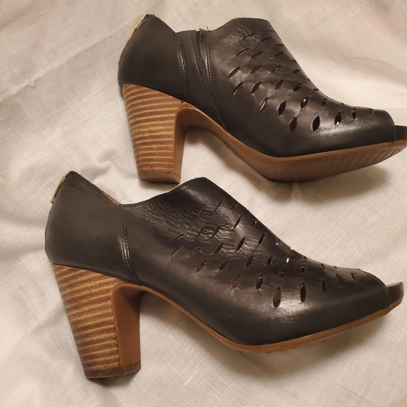 Clarks Artsian Black Leather Peeptoe Booties Lazer Cut 3.25 Stacked Heel Sz 9 - Picture 2 of 8